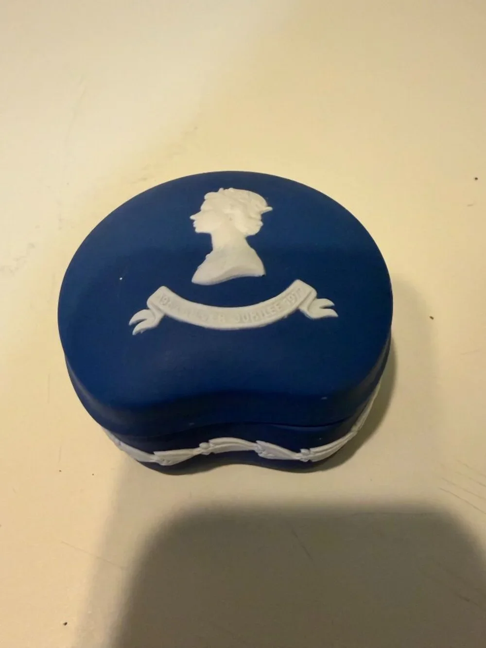 1977 WEDGWOOD JASPERWARE QUEE ELIZABETH II SIVER JUBILEE TRINKET BOX Dark Blue
